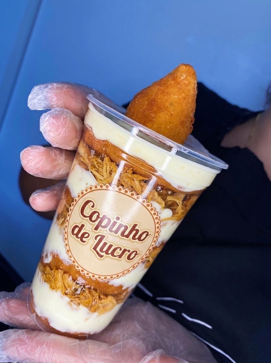 Copo de coxinha com frango desfiado e catupiry